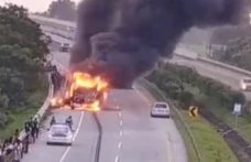 Bus Pahala Kencana Terbakar...