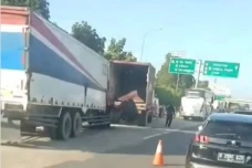 4 Kendaraan Terlibat...