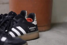 5 Perbedaan Adidas Samba,...