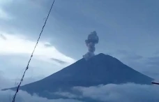 Gunung Semeru Erupsi,...
