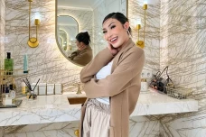 Ayu Dewi Mendadak Curhat,...