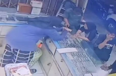 Terekam CCTV Curi Ponsel,...