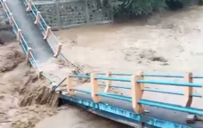 Banjir dan Longsor Landa...