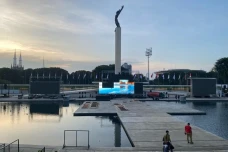 Tiga Layar Besar Disiapkan...
