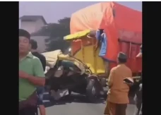 Truk Muatan Kardus Ringsek...