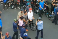 Jokowi Bersepeda Santai...