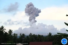 Gunung Ibu Erupsi, Tinggi...
