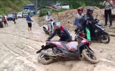 Longsor Tutup Jalan...
