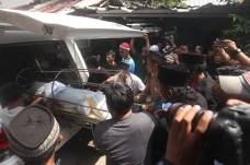 Isak Tangis Iringi Kedatangan...
