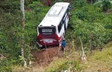 Terhalang Kabut, Bus...