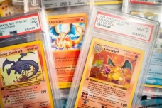 Simpan Kartu Pokemonmu,...