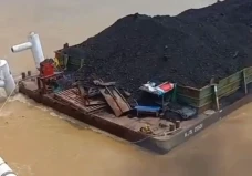 Kapal Tongkang Batu...