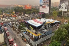 Badai Dahsyat Robohkan...