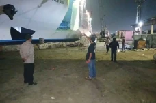Bersihkan Kapal, Pekerja...