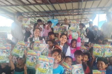 Peringati Hari Buku...