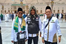 Abdul Hakim Menabung...