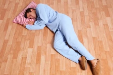 Benarkah Tidur di Lantai...