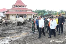 Jokowi Tinjau Lokasi...