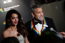Amal Clooney Dukung...