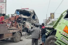 Bus Budiman Tabrak Tronton...