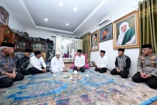 Jokowi Takziah ke Rumah...