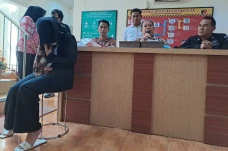 Buang Bayi Laki-Lakinya,...
