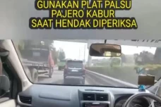 Polisi Tilang Sopir...