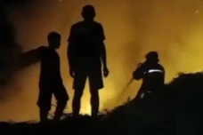 8 Jam Terbakar, Pabrik...