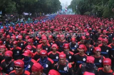 Ribuan Buruh Demo Tolak...