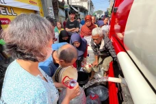 Perindo Salurkan Air...