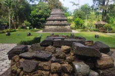 Misteri Garis Lurus...