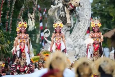 Resmi Dibuka, Pesta...