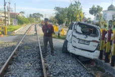Mobil Travel Diseruduk...