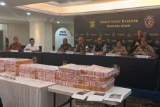 Mobil Pelat Dinas TNI...