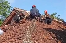 Petugas Damkar Sukabumi...