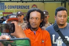 Pria Ini Bakar Baju...