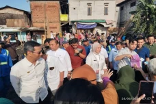 Tinjau Pengerukan Kali...
