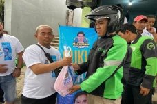 Relawan Gibran Bagikan...