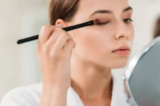 10 Tips Makeup untuk...