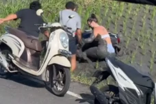 Viral! Wanita Bule di...