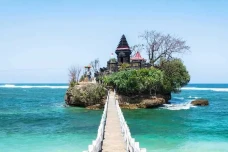 8 Pantai Terindah di...