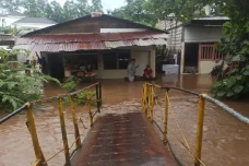 Kali Pesanggrahan Meluap,...
