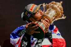 Lewis Hamilton Meneteskan...