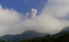 Gunung Merapi Luncurkan...