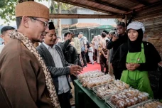 Sandiaga Ajak Santri...