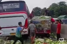 Tabrakan Beruntun Bus...
