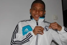 Kylian Mbappe Gunakan...