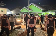 Detik-detik Polisi Lepaskan...