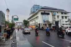 Bandung Lagi Dingin-dinginnya,...