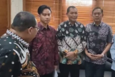 Momen Gibran Serahkan...